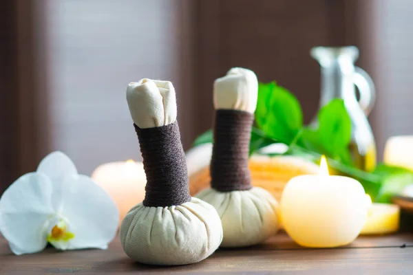 Spa bakgrund. Handduk, ljus, orkidéblommor och örtbollar. Massage, orientalisk terapi, välbefinnande och meditation. — Stockfoto