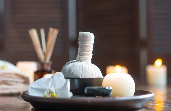 Sfondo Spa. Asciugamano, candele, fiori, bastoncini aromatici, pietre massaggianti e palline alle erbe. Massaggio, terapia orientale, benessere e meditazione. — Foto Stock