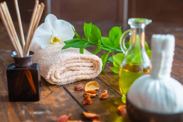 Spa Bakgrund Handduk Ljus Blommor Doftpinnar Massagestenar Och Örtbollar Massage — Stockfoto