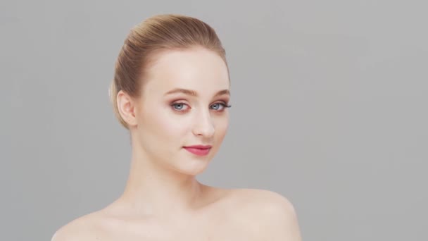 Gri Arkaplanı Güzel Makyajlı Muhteşem Sarışın Genç Bir Kadının Portresi — Stok video