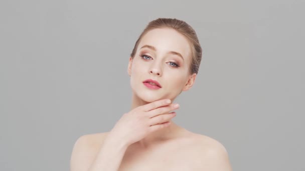 Retrato Hermosa Mujer Joven Rubia Con Hermoso Maquillaje Sobre Fondo — Vídeo de stock