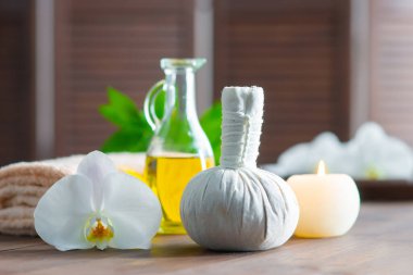 Spa arka planı. Havlu, mumlar, orkide çiçekleri ve bitkisel toplar. Masaj, oryantal terapi, refah ve meditasyon.