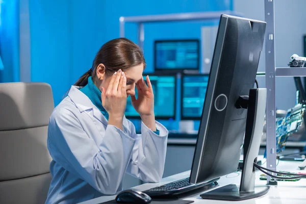 La ingeniera de microelectrónica femenina trabaja en un laboratorio científico sobre sistemas informáticos y microprocesadores. Trabajador electrónico profesional de la fábrica está probando la placa base y codificando el firmware. —  Fotos de Stock