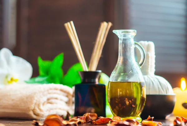 Fundo de spa. Toalha, velas, flores, palitos de aroma, pedras de massagem e bolas de ervas. Massagem, terapia oriental, bem-estar e meditação. — Fotografia de Stock