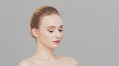 Genç, güzel ve doğal bir kadının stüdyo portresi. Yüz gerdirme, kozmetik ve makyaj konsepti.