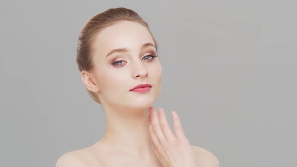 Studioporträt einer jungen, schönen und natürlichen Frau. Gesichtslifting, Kosmetik und Make-up-Konzept. — Stockvideo