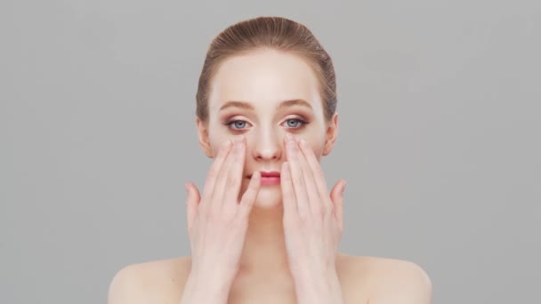 Retrato de estúdio de mulher jovem, bonita e natural. Levantamento facial, cosméticos e conceito de maquiagem. — Vídeo de Stock