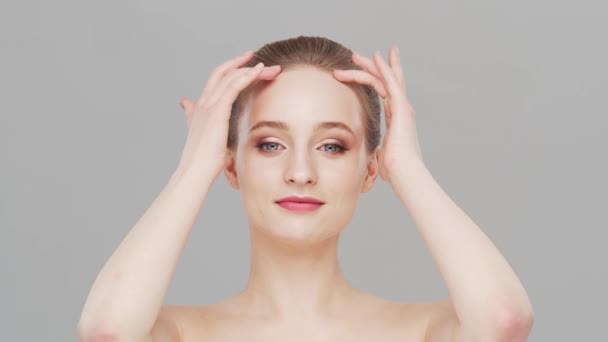 Retrato de estudio de mujer joven, hermosa y natural. Levantamiento facial, cosméticos y maquillaje. — Vídeos de Stock