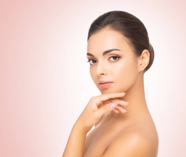 Güzel bir doğulu esmer kızın yüzü. Kahverengi gözlü genç ve çekici bir kadının yakın plan portresi..