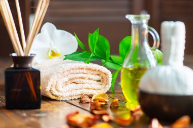 Spa arka planı. Havlu, mumlar, çiçekler, aroma çubukları, masaj taşları ve bitkisel toplar. Masaj, oryantal terapi, refah ve meditasyon.