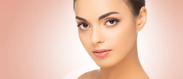 Face of a beautiful oriental brunette girl. Close-up portrait of young and attractive woman with brown eyes. — Stock Photo, Image