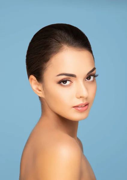 Inför en vacker orientalisk brunett flicka. Närbild porträtt av ung och attraktiv kvinna med bruna ögon. — Stockfoto