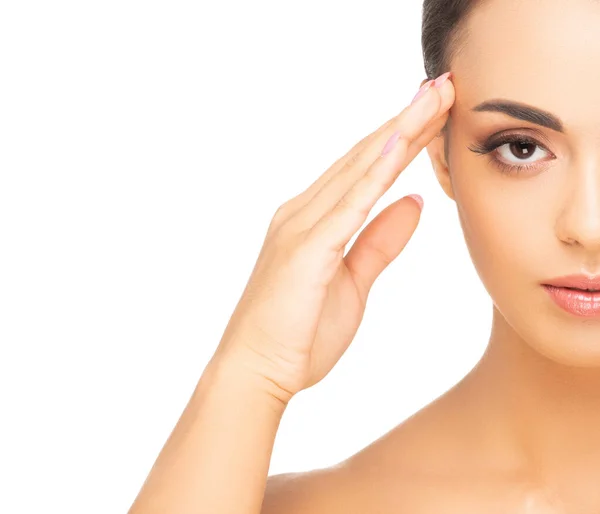 Gezicht van een mooi oosters brunette meisje. Close-up portret van jonge en aantrekkelijke vrouw met bruine ogen. — Stockfoto