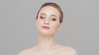 Genç, güzel ve doğal bir kadının stüdyo portresi. Yüz gerdirme, kozmetik ve makyaj konsepti.