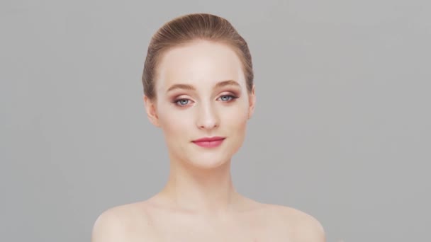 Studio portrét mladé, krásné a přirozené ženy. Zvedání obličeje, kosmetika a koncept make-upu. — Stock video