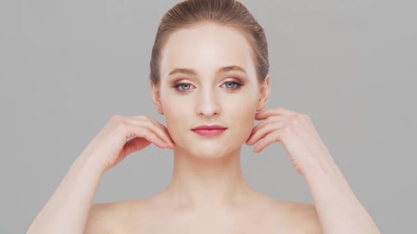 Retrato de estudio de mujer joven, hermosa y natural. Levantamiento facial, cosméticos y maquillaje. — Vídeo de stock