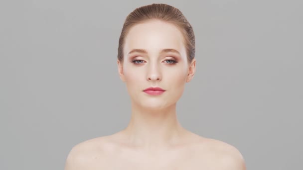 Studio portrét mladé, krásné a přirozené ženy. Zvedání obličeje, kosmetika a koncept make-upu. — Stock video