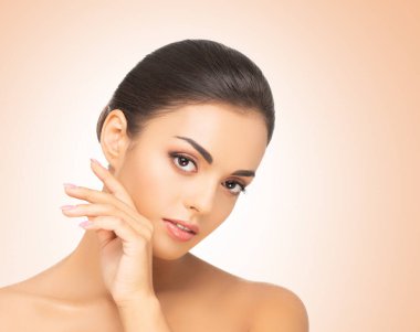 Güzel bir doğulu esmer kızın yüzü. Kahverengi gözlü genç ve çekici bir kadının yakın plan portresi..