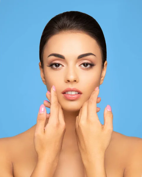 Rosto de uma linda menina morena oriental. Close-up retrato de mulher jovem e atraente com olhos castanhos. — Fotografia de Stock