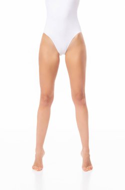 Güzel ve formda bir kadın figürünün yakın çekimi. Mayolu genç bir kadının stüdyo fotoğrafı..