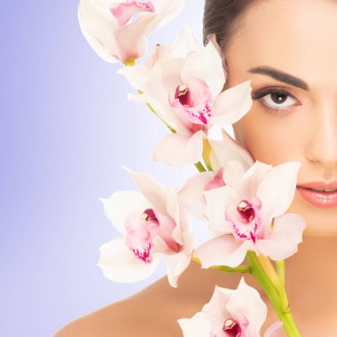 Genç ve sağlıklı bir kadının güzel yüzü. Spa, kozmetoloji ve sağlık hizmetleri.