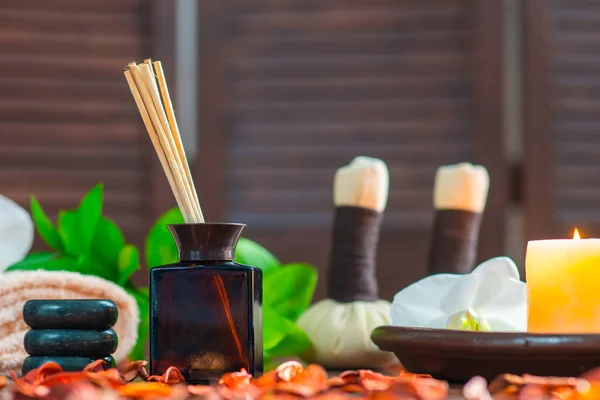 Fundo de spa. Toalha, velas, flores, palitos de aroma, pedras de massagem e bolas de ervas. Massagem, terapia oriental, bem-estar e meditação. — Fotografia de Stock