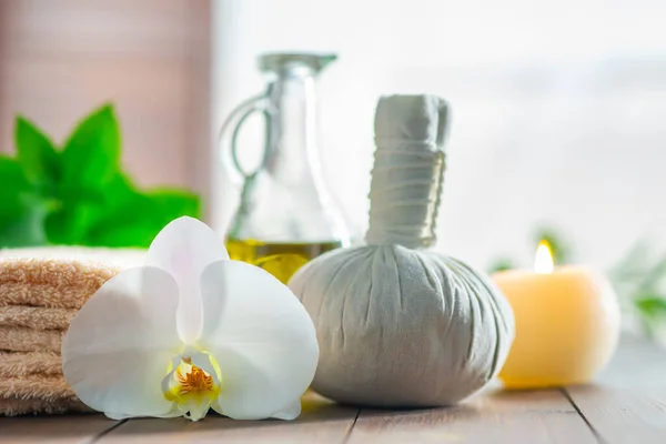 Spa bakgrund. Handduk, ljus, orkidéblommor och örtbollar. Massage, orientalisk terapi, välbefinnande och meditation. — Stockfoto