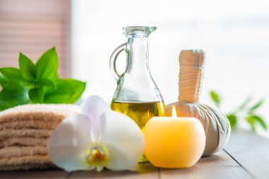 Spa arka planı. Havlu, mumlar, orkide çiçekleri ve bitkisel toplar. Masaj, oryantal terapi, refah ve meditasyon.