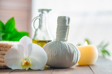 Spa arka planı. Havlu, mumlar, orkide çiçekleri ve bitkisel toplar. Masaj, oryantal terapi, refah ve meditasyon.