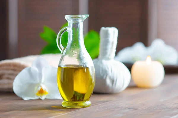 Fundo de spa. Toalha, velas, flores de orquídeas e bolas de ervas. Massagem, terapia oriental, bem-estar e meditação. — Fotografia de Stock