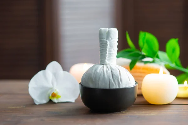 Fundo de spa. Toalha, velas, flores de orquídeas e bolas de ervas. Massagem, terapia oriental, bem-estar e meditação. — Fotografia de Stock