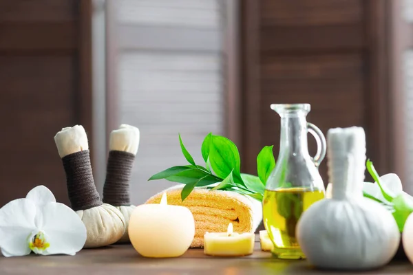 Fundo de spa. Toalha, velas, flores de orquídeas e bolas de ervas. Massagem, terapia oriental, bem-estar e meditação. — Fotografia de Stock