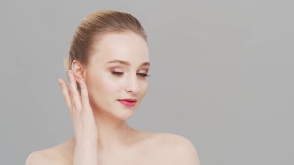 Retrato de estúdio de mulher jovem, bonita e natural. Levantamento facial, cosméticos e conceito de maquiagem. — Vídeo de Stock
