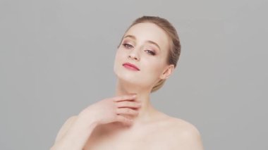 Genç, güzel ve doğal bir kadının stüdyo portresi. Yüz gerdirme, kozmetik ve makyaj konsepti.