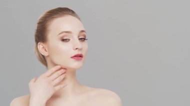 Genç, güzel ve doğal bir kadının stüdyo portresi. Yüz gerdirme, kozmetik ve makyaj konsepti.