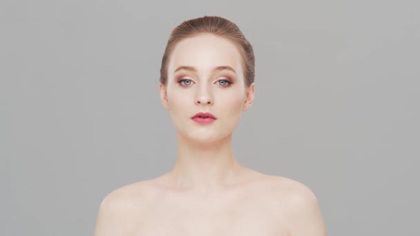 Studio portræt af ung, smuk og naturlig kvinde. Ansigtsløftning, kosmetik og sminkekoncept. – Stock-video