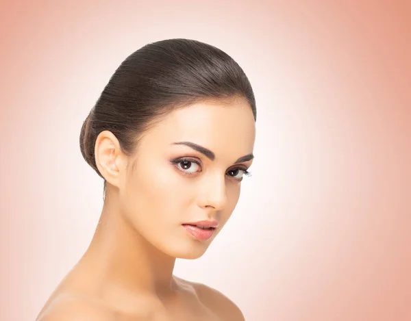 Close-up retrato de beleza de jovem e bela mulher asiática. Skincare, maquiagem e cosmetologia. — Fotografia de Stock
