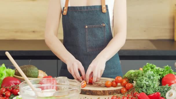 Mujer joven prepara la comida y organiza un espectáculo de cocina. El blogger fluye desde la cocina. Preparación vegetariana de alimentos saludables. — Vídeos de Stock