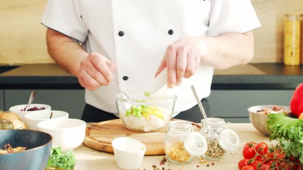 Young modern bir mutfakta dürtme kasesi hazırlıyor. Adam evde yemek hazırlıyor. Sağlıklı yemek pişirmek.. — Stok video