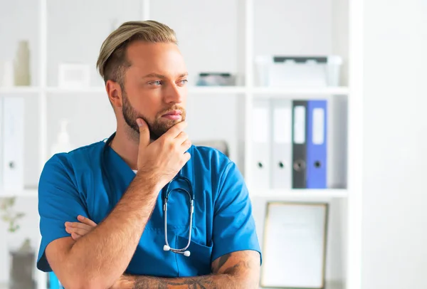 Médecin professionnel dans le bureau de l'hôpital, Portrait du jeune médecin confiant. — Photo