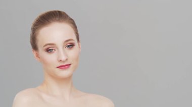 Genç, güzel ve doğal bir kadının stüdyo portresi. Yüz gerdirme, kozmetik ve makyaj konsepti.