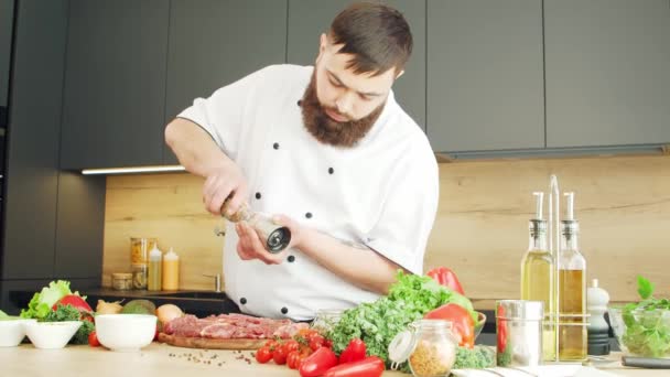 Giovane chef salatura in una cucina moderna. L'uomo prepara il cibo a casa. Cucinare cibo sano. — Video Stock