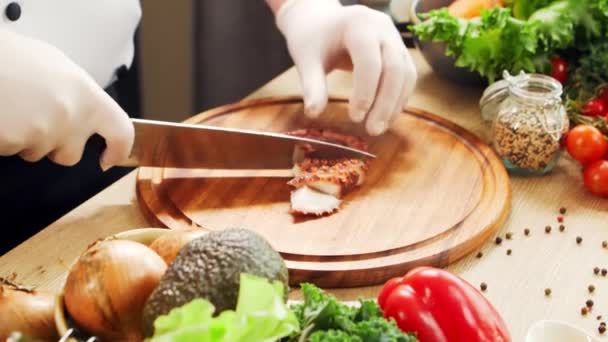 Giovane chef sta tagliando polpo in una cucina moderna. L'uomo prepara il cibo a casa. Cucinare cibo sano. — Video Stock