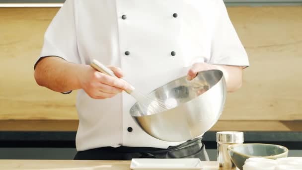 Young prépare un dessert meringue dans une cuisine moderne. Il prépare à manger à la maison. Cuisiner des aliments sains. — Video