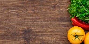 Sağlıklı ve lezzetli vejetaryen ve vejetaryen yemekleri hazırlamak için taze ürün seçimi. Masanın üzerinde çeşitli sebzeler ve meyveler var. Düz yatıyordu.