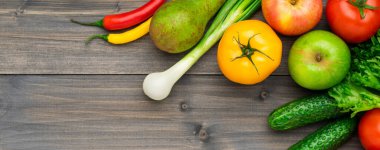 Sağlıklı ve lezzetli vejetaryen ve vejetaryen yemekleri hazırlamak için taze ürün seçimi. Masanın üzerinde çeşitli sebzeler ve meyveler var. Düz yatıyordu.