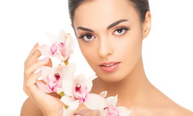 Genç ve sağlıklı bir kadının güzel yüzü. Spa, kozmetoloji ve sağlık hizmetleri.