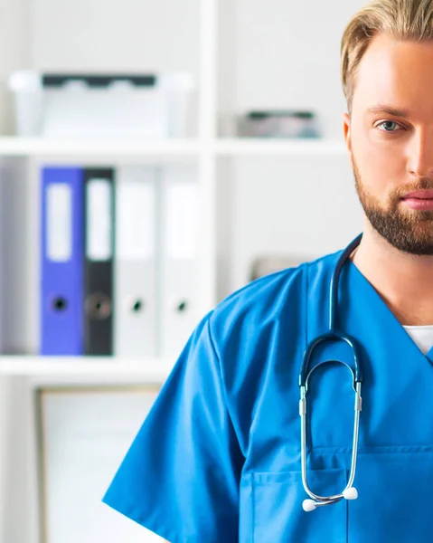 Médecin professionnel dans le bureau de l'hôpital, Portrait du jeune médecin confiant. — Photo