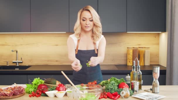 Junge Frau bereitet Essen zu und moderiert Kochshow. Der Blogger strömt aus der Küche. Vegetarische Zubereitung gesunder Lebensmittel. — Stockvideo