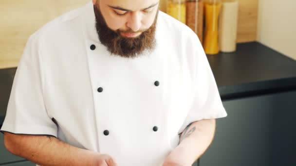 Young prepara un poke bowl en una cocina moderna. El hombre prepara comida en casa. Cocinar alimentos saludables. — Vídeos de Stock